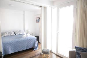 1 dormitorio con cama y ventana grande en Barranco Best Location - Apartment, en Lima