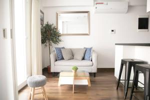 sala de estar con sofá y mesa en Barranco Best Location - Apartment, en Lima