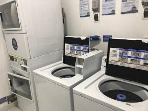 un laboratorio con dos lavadoras en una habitación en Barranco Best Location - Apartment, en Lima