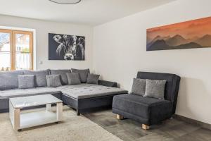 Allgäu-Genuss في هالبليخ: غرفة معيشة مع أريكة وكرسي