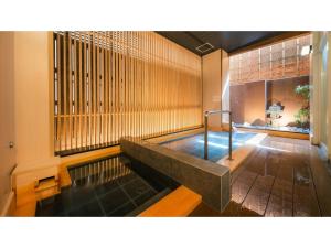 una piscina de agua en medio de una habitación en Old England Dogo Yamanote Hotel - Vacation STAY 76375v, en Matsuyama