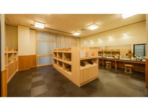 松山市にあるOld England Dogo Yamanote Hotel - Vacation STAY 76375vのaasteryasteryasteryasteryasteryasteryasteryasteryasteryを備えた広い客室です。