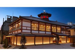 un gran edificio con una torre de reloj encima en Old England Dogo Yamanote Hotel - Vacation STAY 76375v, en Matsuyama