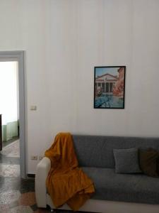 - un salon avec un canapé et une photo sur le mur dans l'établissement Rome - Termini House, à Rome