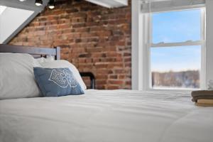 Ein Bett oder Betten in einem Zimmer der Unterkunft Skyline at Your Door - Studio with a View