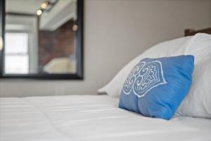 Ein Bett oder Betten in einem Zimmer der Unterkunft Skyline at Your Door - Studio with a View