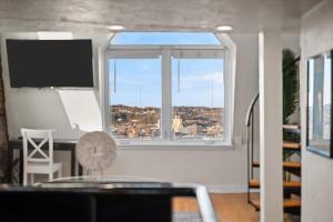 TV/Unterhaltungsangebot in der Unterkunft Skyline at Your Door - Studio with a View