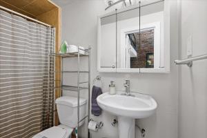 Ein Badezimmer in der Unterkunft Skyline at Your Door - Studio with a View