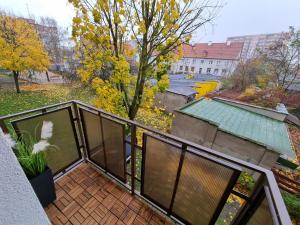 an apartment balcony with a view of the yard at South House in Włocławek