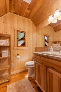 La salle de bains en bois est pourvue de toilettes et d'un lavabo. dans l'établissement Houston Camp - North Shore Rental with Four Completely Remodeled Cabins plus a private hot tub!, à Carnelian Bay