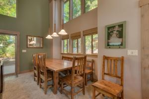 a dining room with a wooden table and chairs at High Sierra at Dollar Point - Private Hot Tub, Close to Ski Resorts, Pet Friendly! in Tahoe City