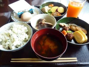 桑名市にあるKuwana Park Hotel - Vacation STAY 66864vの食べ物やご飯が盛られたボウルが置かれたテーブル +21枚の写真