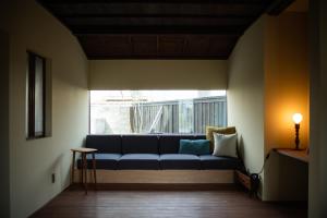ein blaues Sofa in einem Zimmer mit Fenster in der Unterkunft Kusakimomotose - Vacation STAY 15480 in Yuzawa