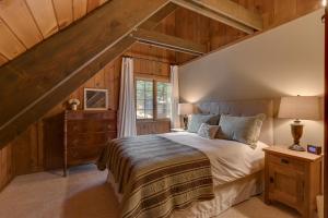 um quarto com uma cama e um tecto de madeira em Holly House on the West Shore - New Hot Tub, Wood Fireplace, Near Skiing em Tahoe City