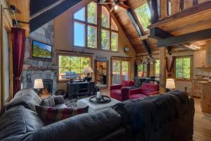 - un salon avec un grand canapé et une cheminée dans l'établissement Lazy Bear, à Tahoe City