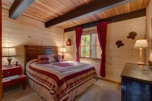 - une chambre avec un lit dans une cabane en rondins dans l'établissement Lazy Bear, à Tahoe City