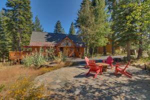 une maison avec des chaises rouges et une table devant elle dans l'établissement Lazy Bear, à Tahoe City