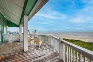 een veranda met stoelen en uitzicht op het strand bij Oceanfront Crystal Beach Vacation Home with Deck! in Crystal Beach