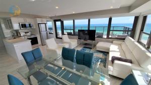 Luxury Beach Resort - HORA RENTALS في ميامي بيتش: غرفة معيشة مطلة على المحيط