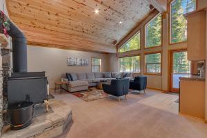 Prostor za sedenje u objektu Matterhorn at Tahoe Donner 3000 Sqft 4 BR with Private Hot Tub and HOA Pool, Gym and Beach Access