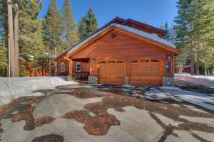 Matterhorn at Tahoe Donner 3000 Sqft 4 BR with Private Hot Tub and HOA Pool, Gym and Beach Access tokom zime