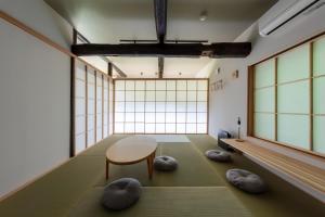 a room with a table and chairs and windows at Okuaga Shichimeian Rakura - Vacation STAY 67125v 