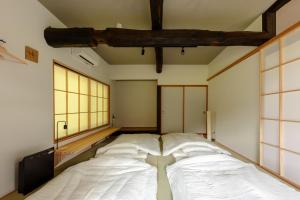 Okuaga Shichimeian Rakura - Vacation STAY 67125v : سرير كبير في غرفة مع نوافذ كبيرة