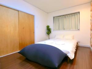 a bedroom with a large bed and a window at futaba heights - Vacation STAY 15532 in Tokyo