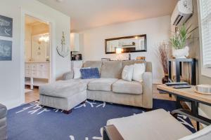 uma sala de estar com um sofá e uma mesa em 107-Dog Friendly-Waterfront-Walk to beach em St. Pete Beach