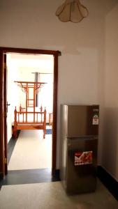 een keuken met een koelkast in de kamer bij Imani House in Malindi