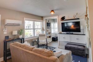 uma sala de estar com um sofá e uma televisão de ecrã plano em 107-Dog Friendly-Waterfront-Walk to beach em St. Pete Beach