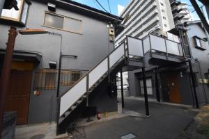 una escalera que conduce a un edificio con balcón en futaba heights - Vacation STAY 15415, en Tokio