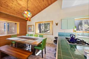 Η κουζίνα ή μικρή κουζίνα στο Mosaic Magic at Northstar - Luxury 4BR with Private Hot Tub and Free Ski Shuttle