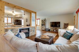 ein Wohnzimmer mit einem Sofa und einem Kamin in der Unterkunft Waterfront Brainerd Cabin with Rice Lake Access! in Brainerd