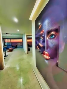 uma pintura de uma mulher numa parede num quarto em Altomare Seaview em Mazatlán