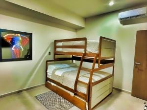 um quarto com 2 beliches num quarto em Altomare Seaview em Mazatlán