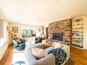 A seating area at Berkshire Vacation Rentals: Renovated Five Bedrooms In Historic Williamstown