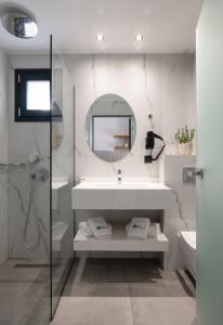 uma casa de banho com um lavatório e um espelho em Vrahakia beach em Sarti