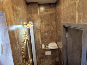 a bathroom with a mirror and a shower at Pensiunea Escape in Iaşi
