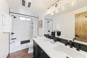 un bagno con due lavandini e un WC di Ellis Peak Retreat - Hot Tub, Wood Fireplace, Close to Tahoe City & Dining a Tahoe City Altre 20 foto
