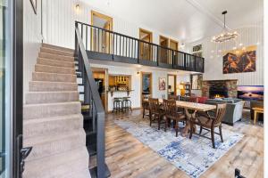 escalera en una sala de estar con mesa y sillas en Ellis Peak Retreat - Hot Tub, Wood Fireplace, Close to Tahoe City & Dining, en Tahoe City