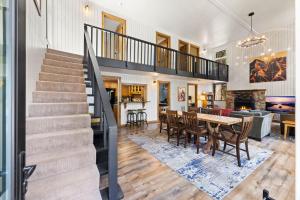 una scala in un soggiorno con tavolo e sedie di Ellis Peak Retreat - Hot Tub, Wood Fireplace, Close to Tahoe City & Dining a Tahoe City