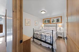 1 dormitorio con 1 cama negra en una habitación en Ellis Peak Retreat - Hot Tub, Wood Fireplace, Close to Tahoe City & Dining, en Tahoe City