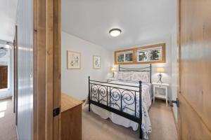 una camera con un letto nero di Ellis Peak Retreat - Hot Tub, Wood Fireplace, Close to Tahoe City & Dining a Tahoe City