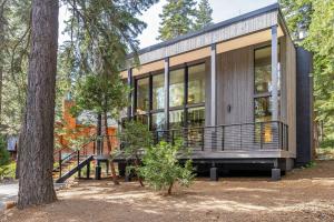 una casa en el bosque con un árbol en Ellis Peak Retreat - Hot Tub, Wood Fireplace, Close to Tahoe City & Dining, en Tahoe City