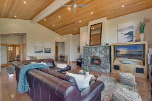 uma sala de estar com um sofá e uma lareira em Pinnacle Views at Tahoe Donner - 4BR, Hot Tub em Truckee