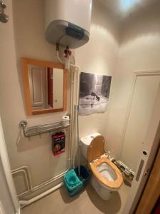La petite salle de bains est pourvue de toilettes et d'un lavabo. dans l'établissement Location montagne le Revard, à Pugny-Chatenod
