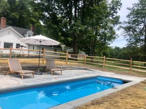 Peldbaseins naktsmītnē Berkshire Vacation Rentals: Private Estate Heated YEARROUND Outdoor Pool vai tās tuvumā