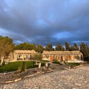 una casa grande con una entrada de piedra delante de ella en Hotelmirador las grullas, en Montmesa