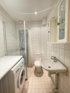 ストックホルムにあるHome Inn RSG17の白いバスルーム(洗面台、トイレ付)